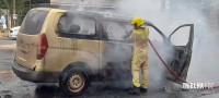 Veiculo fica completamente destruído após incêndio na Av. Jorge Schimmelpfeng