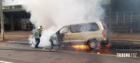 Veiculo fica completamente destruído após incêndio na Av. Jorge Schimmelpfeng