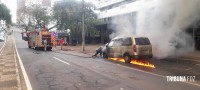 Veiculo fica completamente destruído após incêndio na Av. Jorge Schimmelpfeng