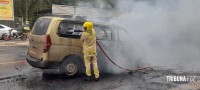 Veiculo fica completamente destruído após incêndio na Av. Jorge Schimmelpfeng