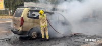 Veiculo fica completamente destruído após incêndio na Av. Jorge Schimmelpfeng