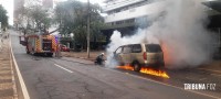 Veiculo fica completamente destruído após incêndio na Av. Jorge Schimmelpfeng