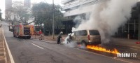 Veiculo fica completamente destruído após incêndio na Av. Jorge Schimmelpfeng