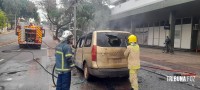 Veiculo fica completamente destruído após incêndio na Av. Jorge Schimmelpfeng