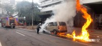 Veiculo fica completamente destruído após incêndio na Av. Jorge Schimmelpfeng