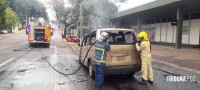 Veiculo fica completamente destruído após incêndio na Av. Jorge Schimmelpfeng