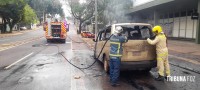 Veiculo fica completamente destruído após incêndio na Av. Jorge Schimmelpfeng