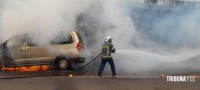 Veiculo fica completamente destruído após incêndio na Av. Jorge Schimmelpfeng