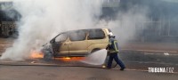 Veiculo fica completamente destruído após incêndio na Av. Jorge Schimmelpfeng