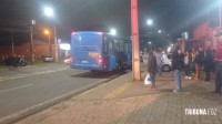 Motociclista é socorrida pelo Siate após colidir contra um ônibus na Av. República Argentina