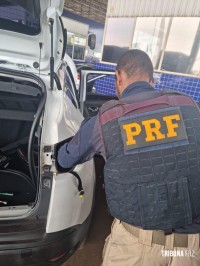 PRF apreendem celulares em fundos falsos de dois veículos em Foz do Iguaçu