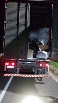 Policia Rodoviária Federal apreende caminhão de produtos falsificados em Santa Terezinha de Itaipu