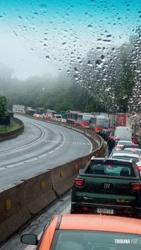 Carreta carregada com cimento tomba na BR-277 na curva do Castelinho em Matelândia