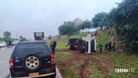 Carreta tomba na Ruta PY-07 perímetro da cidade de San Alberto no Paraguai