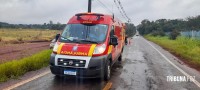 Siate socorre passageira de veículo após colisão contra anteparo na Rua Maria Bubiak