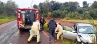 Siate socorre passageira de veículo após colisão contra anteparo na Rua Maria Bubiak