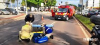 Óleo na pista provoca queda de motocicleta no inicio da Av. Paraná