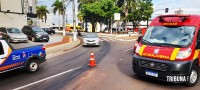 Óleo na pista provoca queda de motocicleta no inicio da Av. Paraná