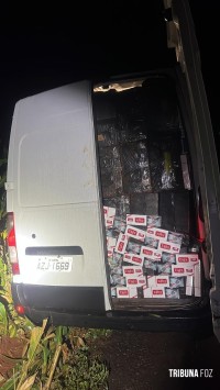 BPFRON e PF apreendem Van carregada com cigarros contrabandeados em Itaipulândia