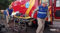 Motociclista é socorrida pelo Siate após colisão no final da Av. Javier Koelbel