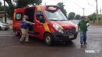 Motociclista é socorrida pelo Siate após colisão no final da Av. Javier Koelbel