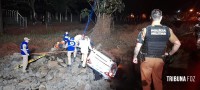 Taxista sai da pista e capota na Av. das Cataratas durante perseguição policial