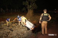 Taxista sai da pista e capota na Av. das Cataratas durante perseguição policial