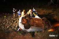 Taxista sai da pista e capota na Av. das Cataratas durante perseguição policial