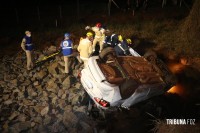 Taxista sai da pista e capota na Av. das Cataratas durante perseguição policial