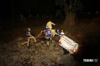 Taxista sai da pista e capota na Av. das Cataratas durante perseguição policial