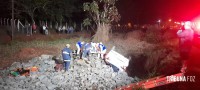 Taxista sai da pista e capota na Av. das Cataratas durante perseguição policial