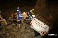 Taxista sai da pista e capota na Av. das Cataratas durante perseguição policial