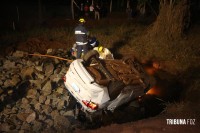 Taxista sai da pista e capota na Av. das Cataratas durante perseguição policial