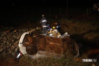 Taxista sai da pista e capota na Av. das Cataratas durante perseguição policial