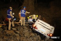 Taxista sai da pista e capota na Av. das Cataratas durante perseguição policial