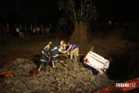 Taxista sai da pista e capota na Av. das Cataratas durante perseguição policial