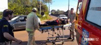 Motociclista é socorrida pelo Siate após colisão na Avenida das Cataratas