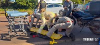 Motociclista é socorrida pelo Siate após colisão na Avenida das Cataratas