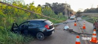 Condutora não habilitada perde o controle do veículo e colide contra um poste