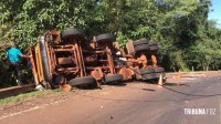 Caminhão carregado com carga de cimento tomba em Hernandárias no Paraguai