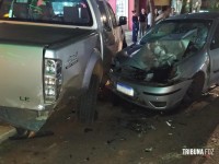 Automóvel colide em camionete estacionada no centro de Santa Helena