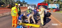 Motociclista é socorrida pelo Siate após colisão traseira na Av. das Cataratas