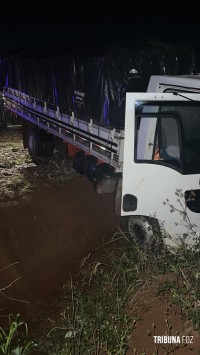 PF, PM e PC apreendem caminhão com centenas de caixas de cigarros estrangeiros contrabandeados