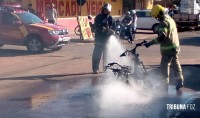 Bombeiros são acionados após motocicleta pegar fogo no Porto Meira