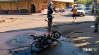 Bombeiros são acionados após motocicleta pegar fogo no Porto Meira