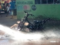 Bombeiros são acionados após motocicleta pegar fogo no Porto Meira