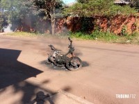 Bombeiros são acionados após motocicleta pegar fogo no Porto Meira