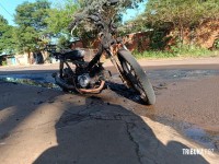 Bombeiros são acionados após motocicleta pegar fogo no Porto Meira