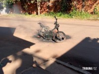 Bombeiros são acionados após motocicleta pegar fogo no Porto Meira