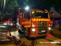 Residência pega fogo e morador fica ferido ao apagar incêndio 